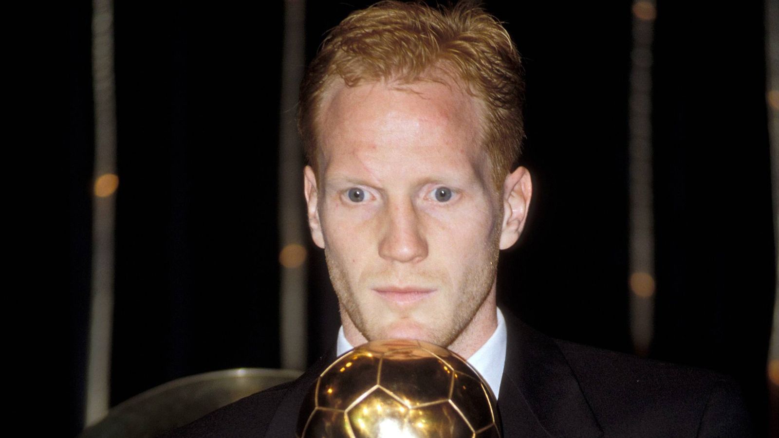 
                <strong>1996: Matthias Sammer (Borussia Dortmund)</strong><br>
                2. Platz: Ronaldo (PSV Eindhoven / FC Barcelona)3. Platz: Alan Shearer (Blackburn Rovers / Newcastle United)
              