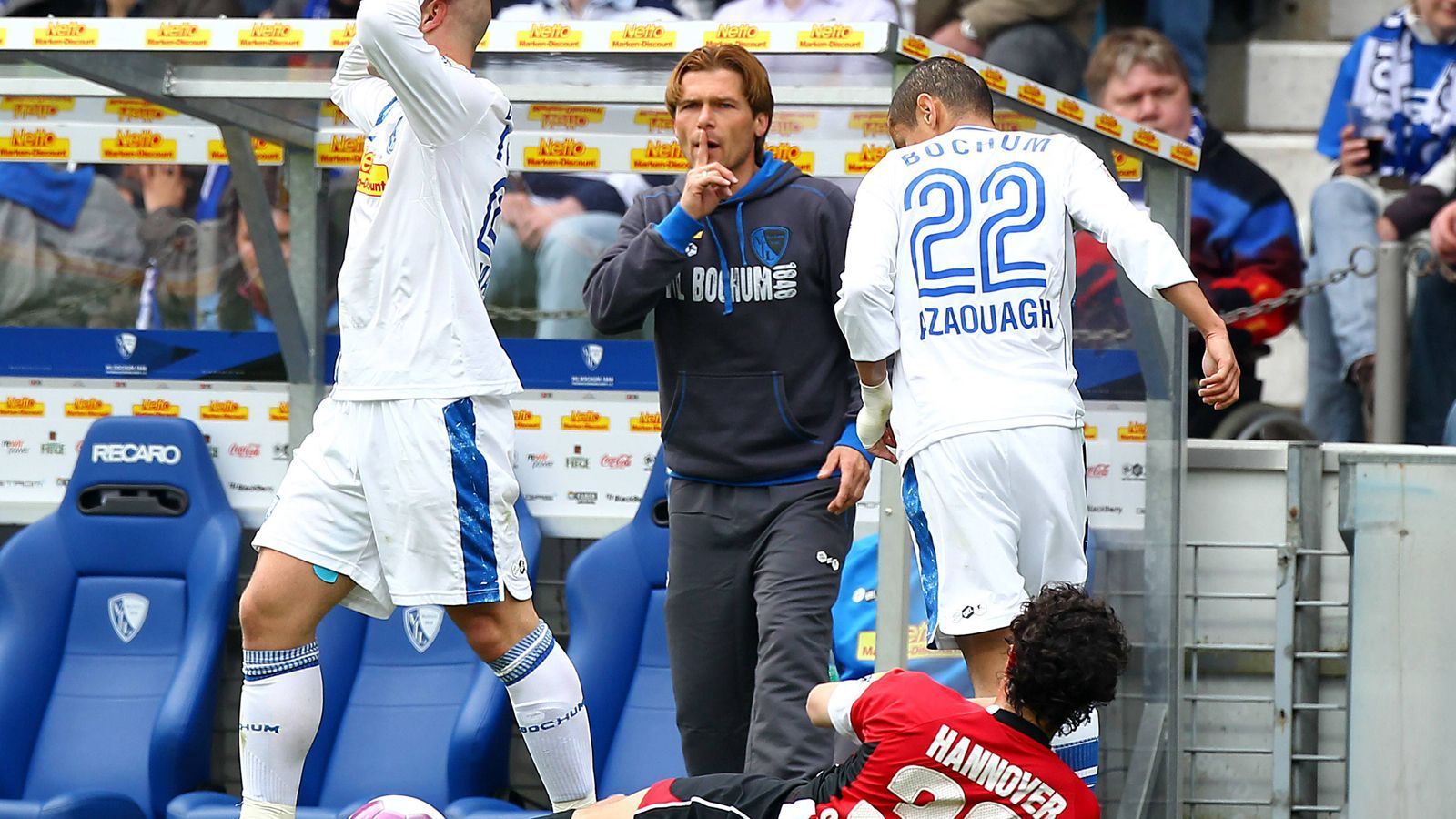 
                <strong>Trainer: Dariusz Wosz</strong><br>
                Auf dem Weg zum Abstieg verschliss der VfL Bochum in der Saison 2009/10 gleich vier Trainer. Nach Marcel Koller, Frank Heinemann und Heiko Herrlich sollte Vereins-Ikone Dariusz Wosz den Klub in den letzten beiden Saisonspielen doch noch retten. Letztlich blieb das Intermezzo von Wosz auf der Trainerbank aber ein erfolgloses. Zunächst verlor Bochum beim Wosz-Debüt erwartungsgemäß mit 1:3 bei den Bayern und dann eben zum Saisonabschluss mit 0:3 gegen Hannover. Heute ist der 51-jährige Wosz Leiter der Bochumer Fußballschule. 
              