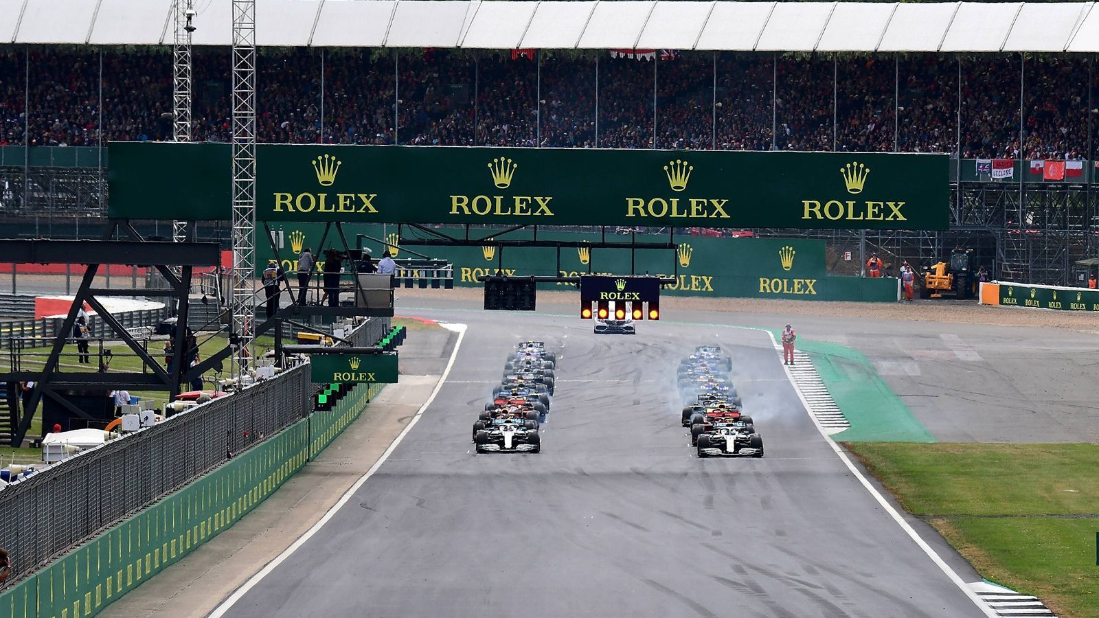 
                <strong>5. Rennen Silverstone: Grand Prix zum 70. Geburtstag der Formel 1</strong><br>
                Ort: SilverstoneDatum: 9. August 2020Sieger: Max Verstappen
              