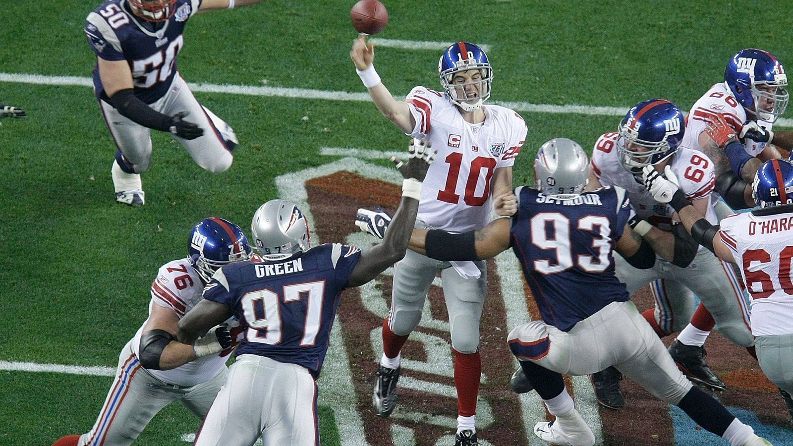 
                <strong>Eli, der Große</strong><br>
                An den Super Bowl XLII 3. Februar 2008 haben vor allem die New England Patriots schlechte Erinnerungen. Nach einer perfekten Saison verloren sie gegen die New York Giants 14:17. Eli Manning wurde Super Bowl MVP. Ja, die guten alten Zeiten.
              