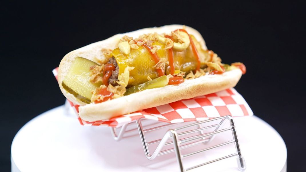 Hamburger oder Hot Dog? Du kannst dich nicht so recht entscheiden, was von den beiden du essen willst? Kein Problem! Der Ham Dog ist eine Fusion aus beiden Gerichten. Statt Würstchen gibt es nämlich ein Röllchen aus Hack.