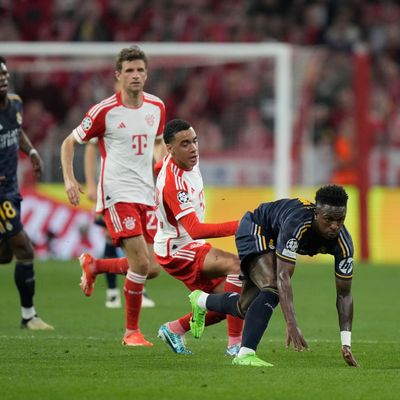 Vinicius Junior (Real Madrid), rechts, wird von Jamal Musiala (FC Bayern) während des Champions-League-Halbfinal-Hinspiels in der Allianz Arena in München am 30. April 2024 angegriffen. 