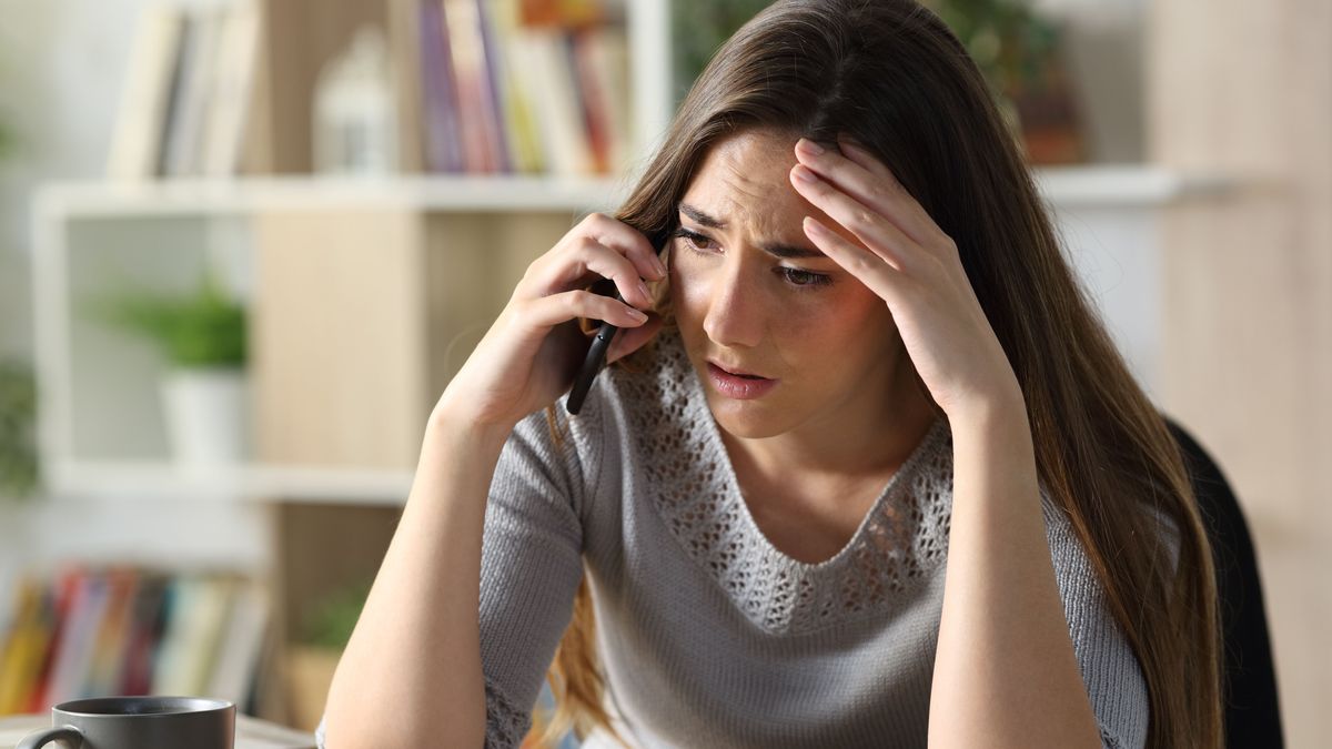 Frau sucht Hilfe am Telefon