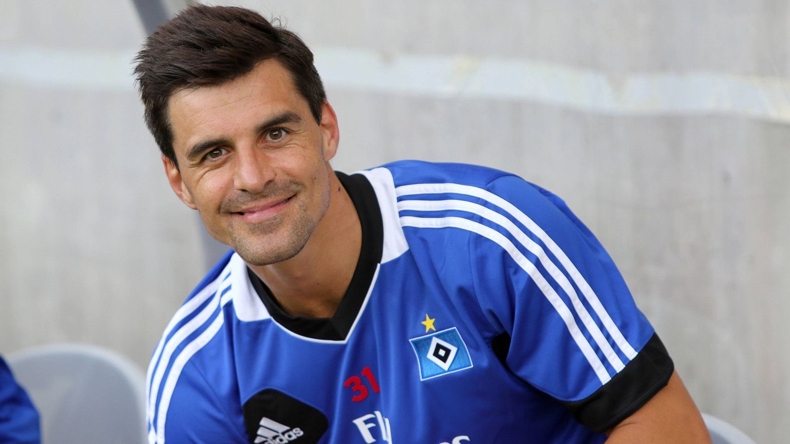 
                <strong>Innenverteidiger: Paul Scharner</strong><br>
                Der österreichische Nationalspieler wechselte im Sommer 2012 zum HSV. Seine Bilanz: Vier Einsätze über insgesamt 46 Minuten und eine Gelb-Rote Karte. Bereits nach wenigen Monaten wollte der HSV ihn wieder loswerden. Doch der Spieler weigerte sich öffentlich. Nach einem Jahr einigten sich beide Seiten auf eine Vertragsauflösung. Eine Woche später gab der Innenverteidiger sein Karriere-Ende bekannt.  
              