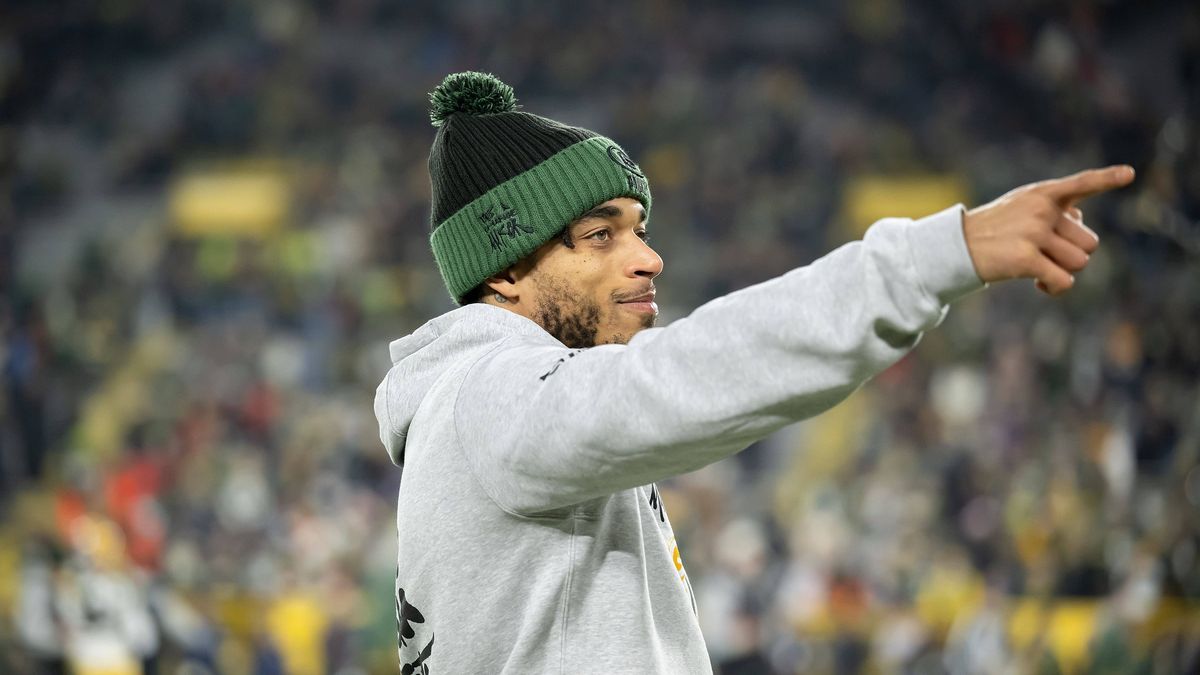 December 23, 2024: Green Bay Packers cornerback Jaire Alexander (23) greets fans before the game against the New Orleans Saints in Green Bay, WI. Cal Media. Green Bay United States of America - ZUM...