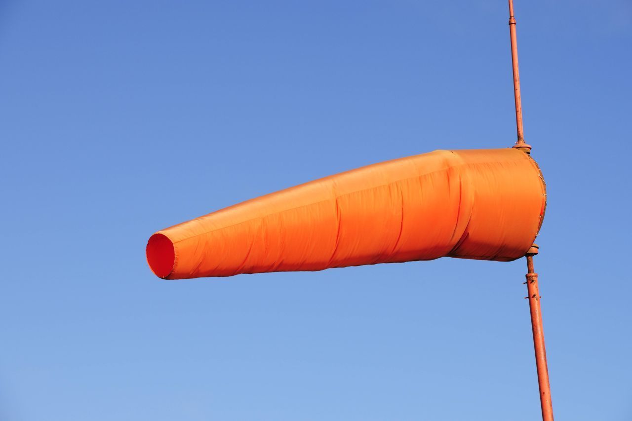Orangefarbener Windsack: Auf Luftmatratzen und aufblasbare Tiere verzichten.