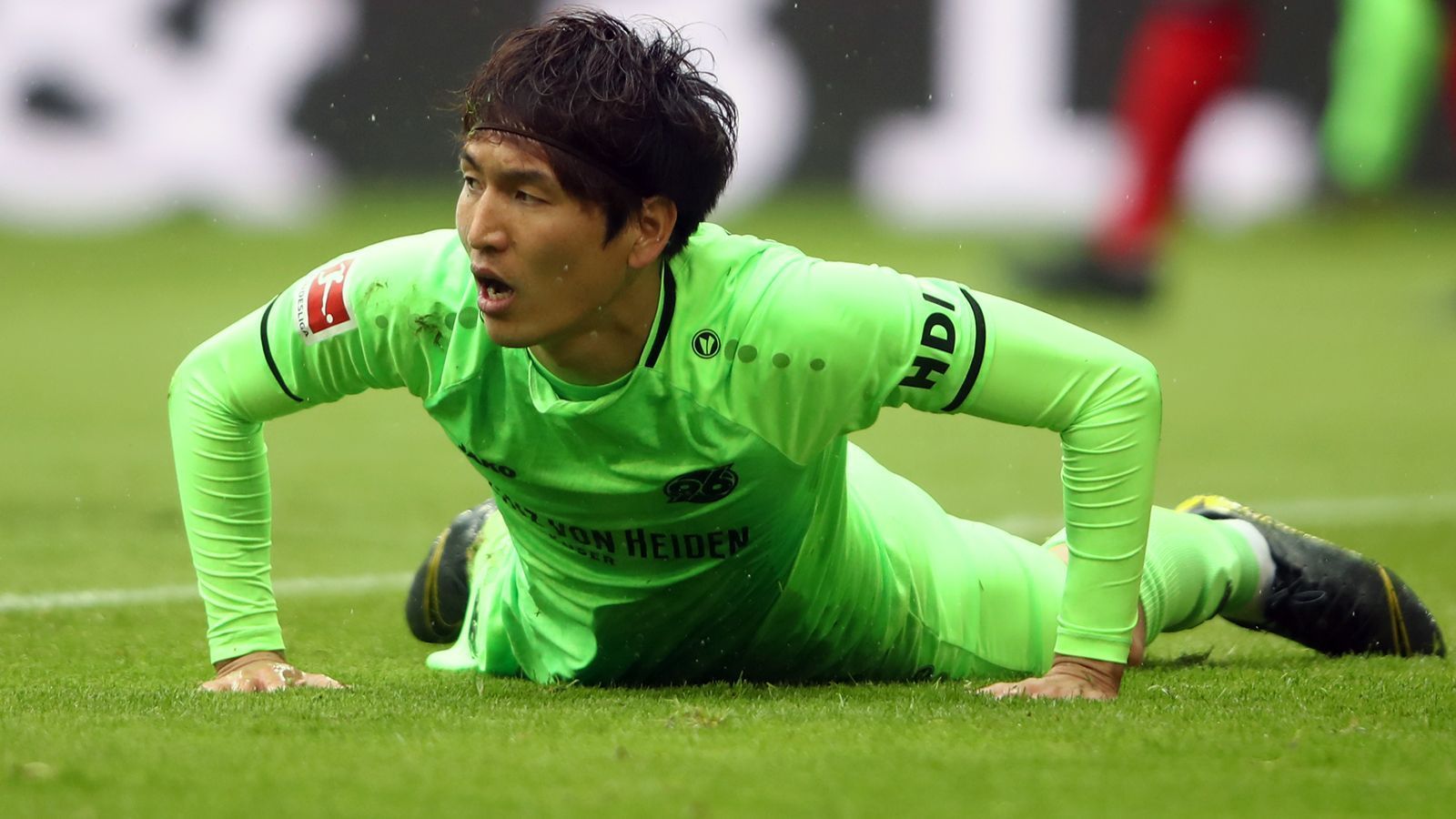 
                <strong>Genki Haraguchi</strong><br>
                Neben Walace könnte mit Genki Haraguchi noch ein Spieler nach nur einem Jahr in Hannover wieder vor dem Abgang stehen. Der 28-jährige Japaner soll ebenfalls eine Ausstiegsklausel in seinem noch bis 2021 laufenden Kontrakt haben (acht Millionen Euro). Angesichts von null Toren bei 28 Saison-Einsätzen dürfte der Offensivspieler aber wohl auch nicht gerade eine Vielzahl an Interessenten anlocken. 
              