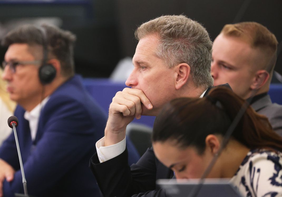 Petr Bystron (AfD, Mitte), Mitglied des Europäischen Parlaments, hört der Rede von EU-Kommissionspräsidentin von der Leyen während der Plenarsitzung des Europäischen Parlaments zu. (Archivbild)