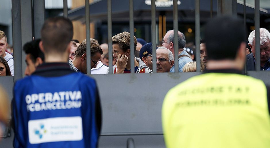 
                <strong>Zuschauer kommen nicht ins Stadion</strong><br>
                Die Zuschauer stehen vor verschlossenen Türen. Lange ist unklar, ob und wie das Spiel stattfindet.
              