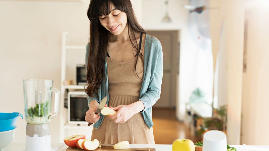 Bei der Saftdiät mischst du am besten Obst und Gemüse. Tipp für alle Rezepte mit Karottensaft: Immer auch ein paar Tropfen Öl hinzugeben, denn das enthaltene Vitamin A und Betacarotin sind fettlöslich und werden so besser von Körper aufgenommen.