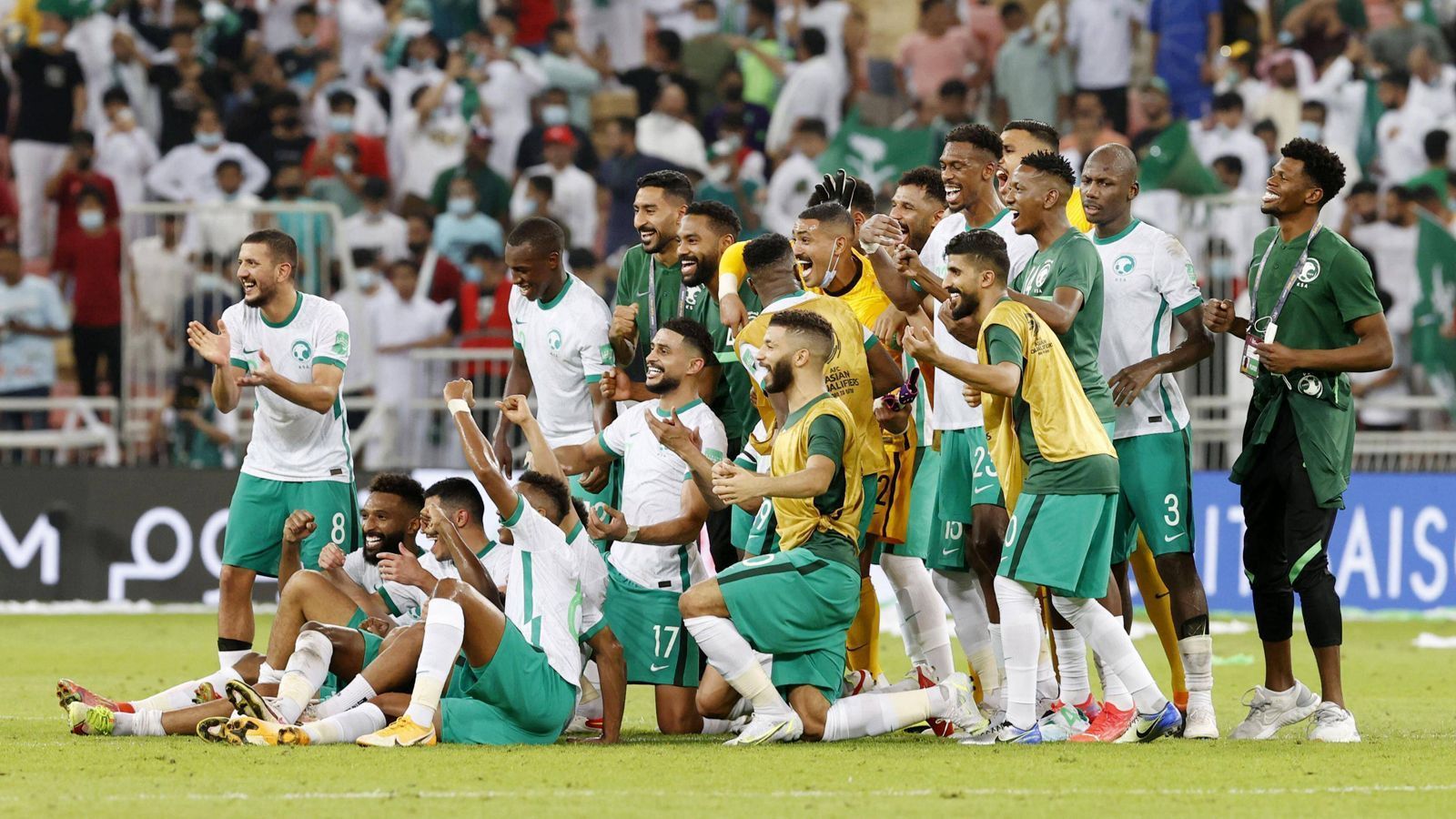 
                <strong>Saudi-Arabien</strong><br>
                Saudi-Arabien profitierte von der 0:2-Niederlage der Australier gegen Japan. Dem Team von Trainer Herve Renard reichte ein 1:1-Unentschieden gegen die Volksrepublik China, um zum insgesamt sechsten Mal bei einer Weltmeisterschaft dabei zu sein. Das Team nahm bisher 1998, 2002, 2006 und 2018 an der WM teil. Bislang war allerdings immer in der Gruppenphase Schluss. 
              