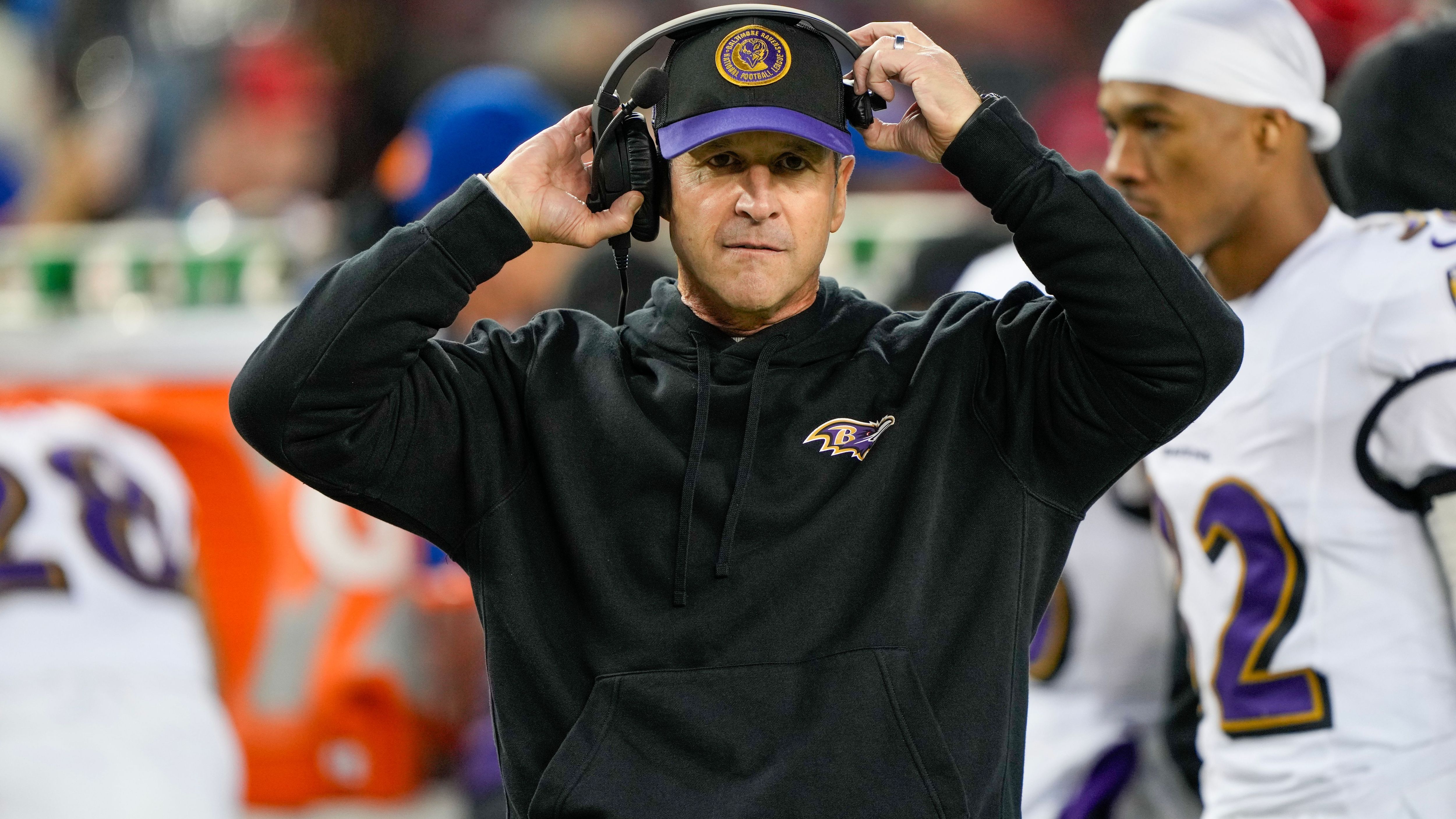 <strong>Platz 3: Baltimore Ravens um Head Coach John Harbaugh&nbsp;</strong><br>Die Ravens zählen unter der Leitung von John Harbaugh stets zu den besseren wenn nicht sogar besten Teams der Liga. Unter der Fittiche des Trainerstabs entwickeln sich regelmäßig Talente zu Star-Spielern, Rotations-Spieler zu wichtigen Säulen und Undrafted Free Agents zu Startern. Die Entwicklung von Lamar Jackson ist ein Paradebeispiel dafür.