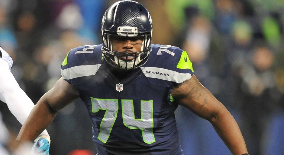 
                <strong>George Fant (Seattle Seahawks)</strong><br>
                Die Verletzung von George Fant überschattete das Preseason-Spiel der Seattle Seahawks gegen die Minnesota Vikings (20:13, Week 2). Der Starting Left Tackle riss sich das Kreuzband auf sehr unglückliche Art und Weise: Sein Teamkollege Justin Britt krachte bei einem Blockversuch in sein linkes Knie, daraufhin musste er vom Platz gefahren werden. "Mein Herz ist gebrochen", erklärte Head Coach Pete Carroll nach der Partie. Laut Carroll muss Fant operiert werden und fällt damit für die komplette Saison 2017 aus. 
              