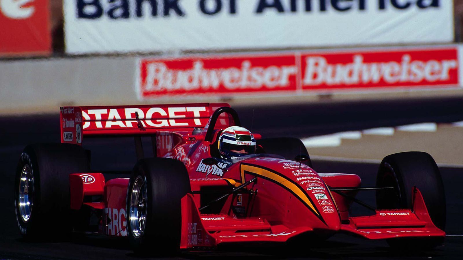 
                <strong>Ein unvergessenes Überholmanöver</strong><br>
                Was aus der Zeit auch bleibt, ist das Überholmanöver "The Pass". Ein nahezu unmögliches Manöver in der legendären "Corkscrew-Kurve" in Laguna Seca. Zanardi flog buchstäblich von der Strecke, um Bryan Herta zu überholen - in der letzten Runde, zum Sieg, seinem dritten in jenem Jahr.
              