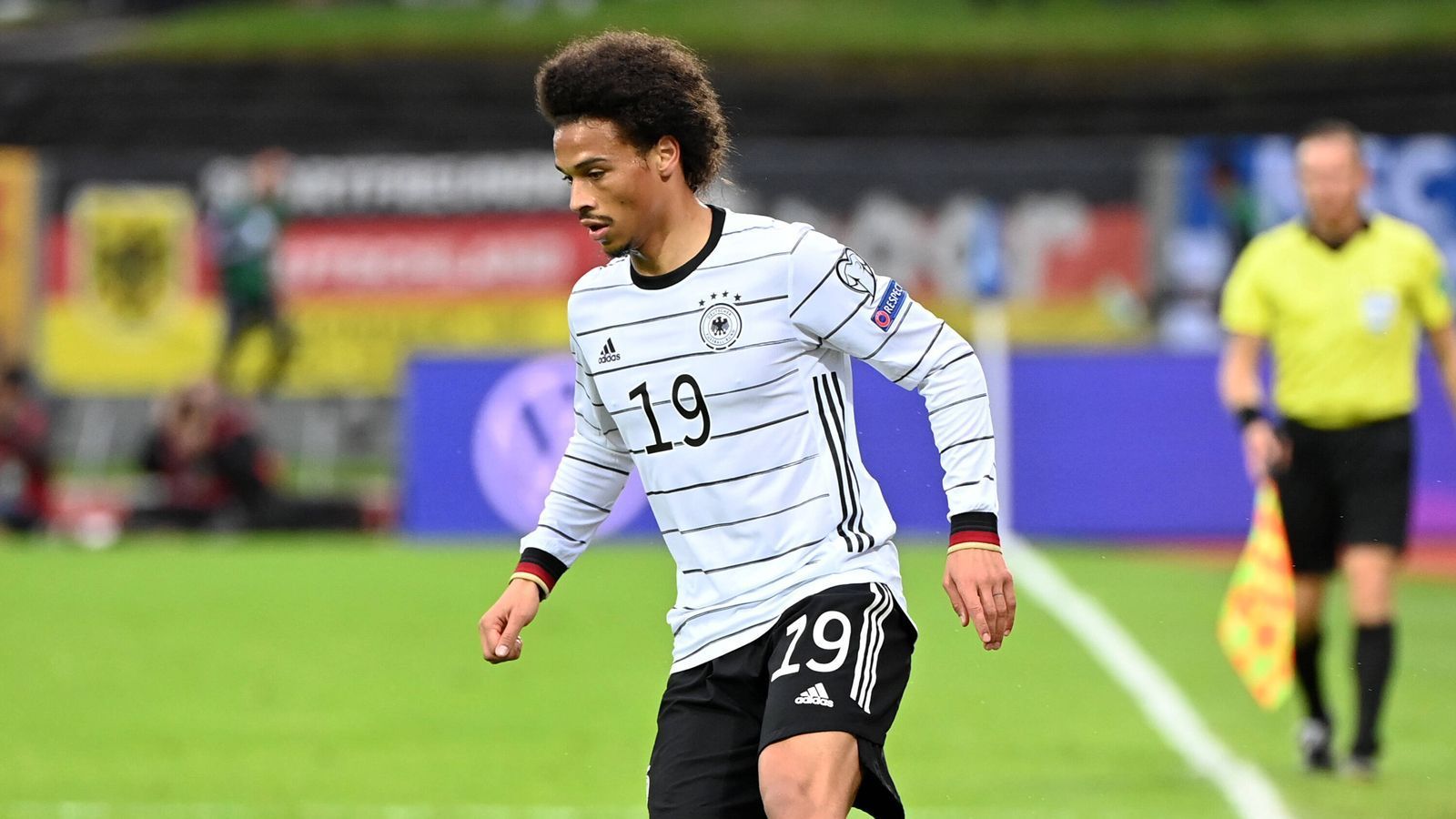 
                <strong>Leroy Sane</strong><br>
                Ein Tor, eine Vorlage. Der oftmals in der Kritik stehende Offensivspieler hat seinen Aufwärtstrend bestätigt. Er bereitet das 1:0 mit einem Querpass auf Gnabry vor. In der 56. Minute trifft er nach einem starken Doppelpass mit Goretzka zum 3:0. Kurz danach erfolgt die Auswechslung. ran-Note: 1
              