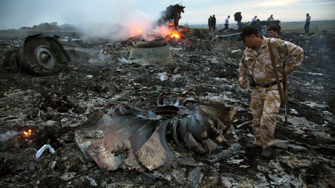 Übrig blieben Trümmer: Die Boeing MH17 war auf dem Weg von Amsterdam nach Kuala Lumpur.