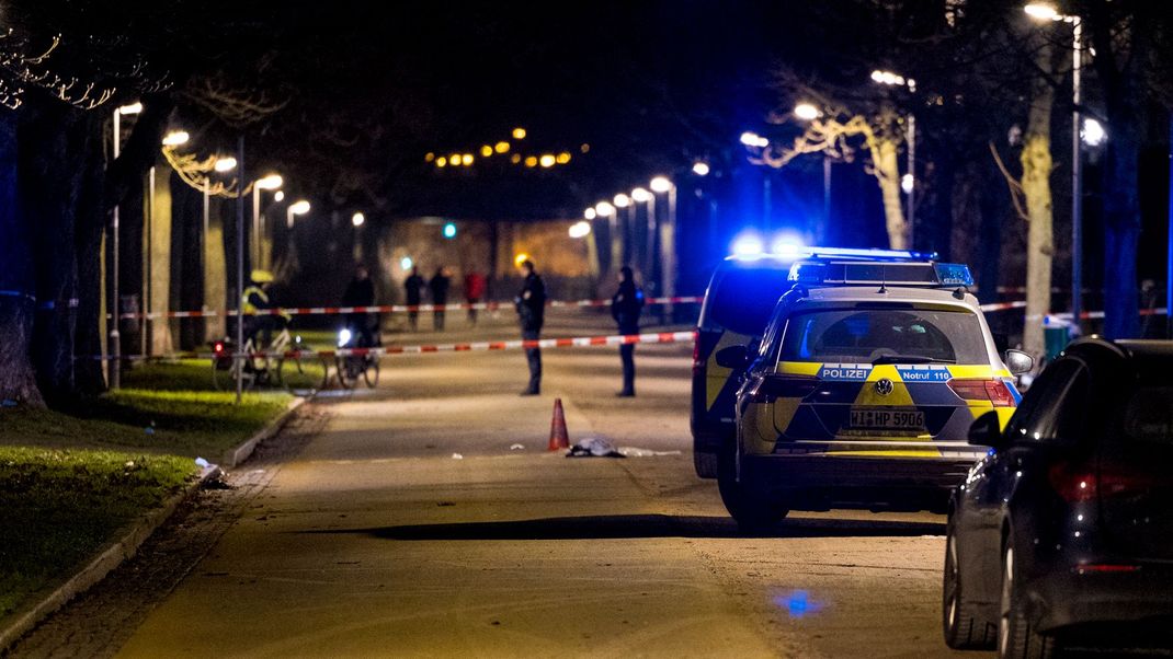 Bei einem Einsatz der Polizei in Frankfurt ist ein Mensch ums Leben gekommen.