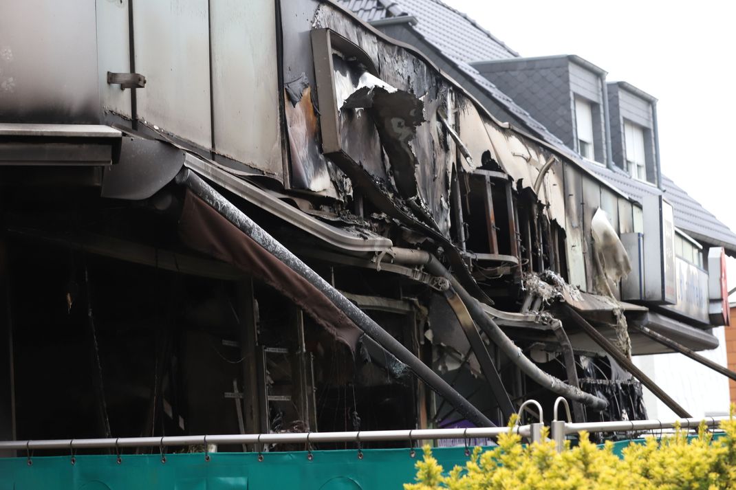 Nach einer Explosion ist ein Café im Erdgeschoss eines Mehrfamilienhauses in Köln vollständig ausgebrannt. 