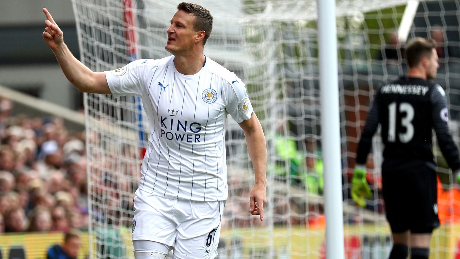 
                <strong>Robert Huth (zuletzt Leicester City)</strong><br>
                Seit Anfang 2001 spielte der frühere deutsche Nationalspieler Robert Huth in England, zuerst für Chelsea, später für Middlesbrough, Stoke und zuletzt Leicester City. Mit den "Foxes" feierte der Berliner 2016 als Stammspieler sensationell den Meistertitel, doch danach kam der Innenverteidiger auch aufgrund von Verletzungen kaum noch zum Zug. In der Saison 2017/18 kam der 34-Jährige noch nicht einmal mehr zu einer einzigen Einsatzminute in der Premier League und so ist nicht verwunderlich, dass Interessenten nicht Schlange stehen. Nun wartet Huth schon fast sechs Monate auf eine neue Herausforderung.
              