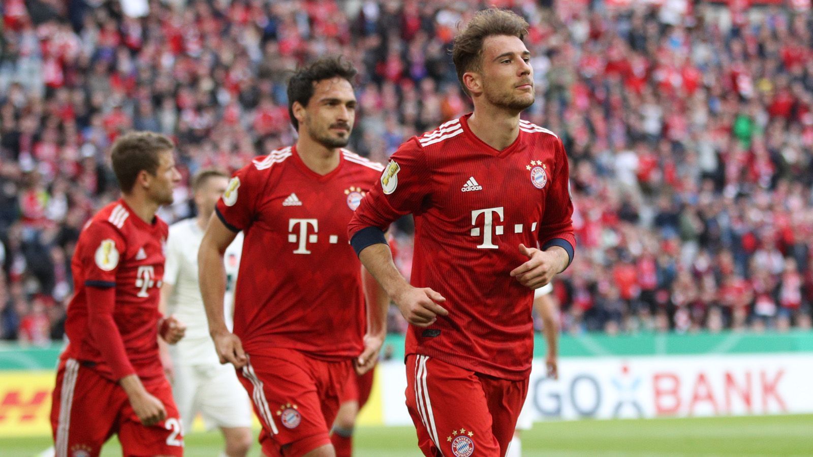 
                <strong>Leon Goretzka </strong><br>
                Brachte die Bayern in der 12. Minute völlig frei zentral vor dem Tor per Kopfball nach Eckstoß von Kimmich in Führung. Bis auf seinen Führungstreffer offensiv wie defensiv größtenteils unauffällig. In der zweiten Halbzeit wie alle Bayern deutlich verbessert. Ließ Multhaup vor dem 4:3 viel zu viel Platz für den tödlichen Pass. ran-Note: 5
              