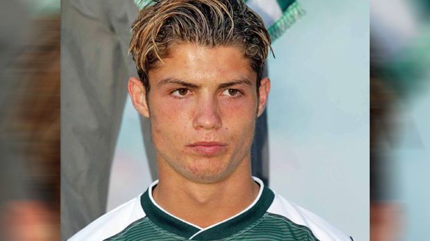 
                <strong>Cristiano Ronaldo 2002</strong><br>
                Cristiano Ronaldo - 2002. Mit blonden Spitzen präsentiert sich Ronaldo mit 17 Jahren. Damals galt der Portugiese als wehleidig. Sein Ehrgeiz hat seine Kritiker verstummen lassen. 
              