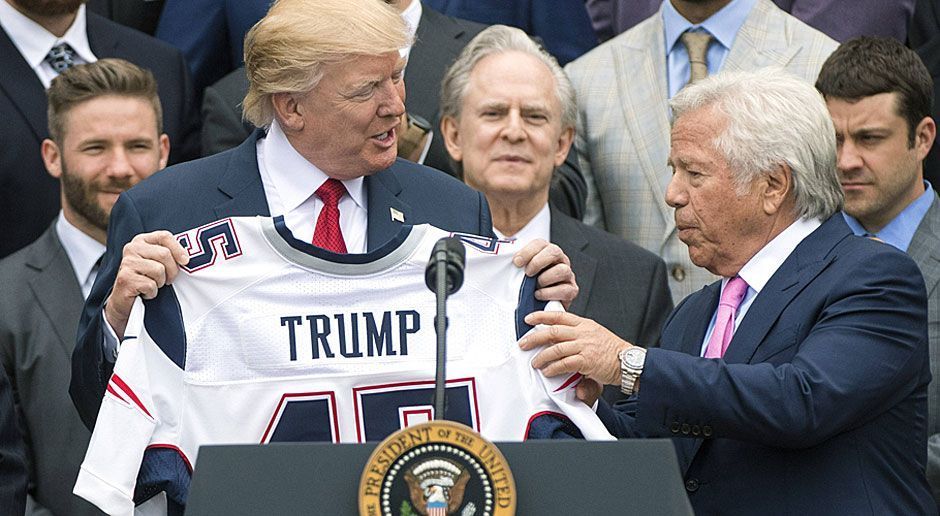 
                <strong>New England Patriots besuchen Donald Trump im Weißen Haus</strong><br>
                Als gute Gäste beschenken die Pats den mächtigsten Mann der Welt. Die Trikotnummer 45 spielt auf die Anzahl der US-Präsidenten an.
              