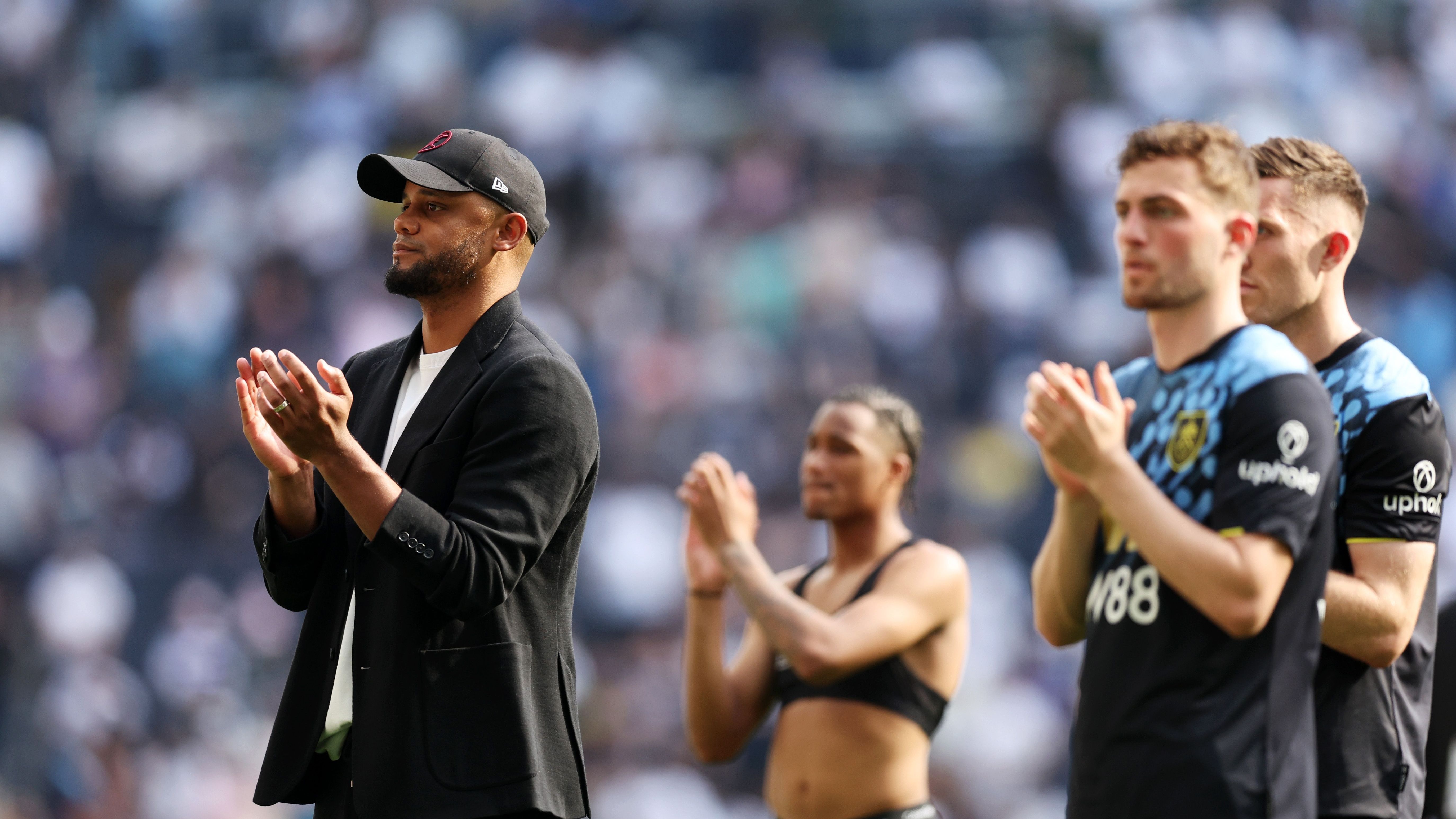 <strong>FC Burnley (England)</strong><br>Für den FC Burnley geht es nach einer Premier-League-Saison direkt wieder zurück in die Championship. Die Mannschaft von Coach Vincent Kompany (li.) verlor am vorletzten Spieltag der Saison mit 1:2 bei Tottenham Hotspur und ist damit nicht mehr zu retten. In der bisherigen Saison bis zur Abstiegsentscheidung konnte Burnley nur fünf Premier-League-Spiele gewinnen.&nbsp;