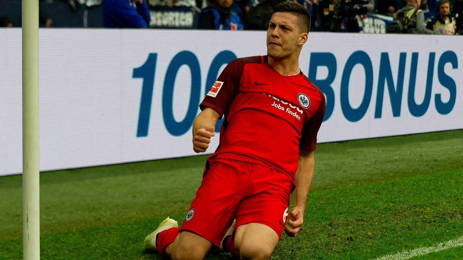 
                <strong>Jovic: Spätester Elfmeter seit Beginn der Datenerfassung</strong><br>
                So einen späten Elfmeter hat es seit der detaillierten Datenerfassung 2004/05 noch nicht gegeben (Quelle: Opta). Luka Jovic von Eintracht Frankfurt trat im Spiel gegen Schalke 04 erst in der 99. Minute an den Elfmeterpunkt – und machte mit dem Treffer zum 2:1 den späten Sieg perfekt. Grund für den späten Zeitpunkt war, dass sich das Handspiel spät in der Nachspielzeit ereignete und erst der Videobeweis die Situation aufklärte.
              