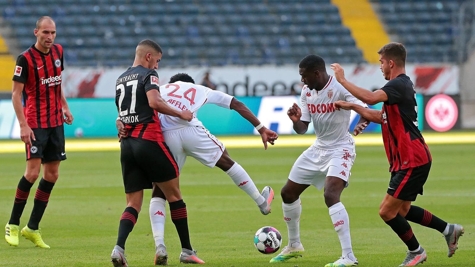 
                <strong>Platz 14: Eintracht Frankfurt</strong><br>
                Die "Himmelsstürmer" der Europa League der vergangenen Saison erlebten gegen den FC Basel im Achtelfinal-Hinspiel eine ihrer schwersten Stunden. 0:3 hieß es für die Hessen gegen die Eidgenossen. Ein Weiterkommen wäre eine echte Sensation, erscheint aber aufgrund der Erfolge des vergangenen Jahres nicht komplett utopisch.
              