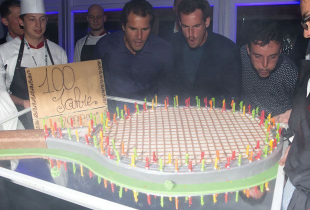 
                <strong>Tommy Haas, Andy Murray und Roberto Bautista-Agut</strong><br>
                350 Gratulanten wurden mit einem großen Blitzlichtgewitter beim "100 Jahre Abend" im Rahmen der BMW Open empfangen. Unter ihnen auch die Herren Haas, Murray und Bautista-Agut. 
              