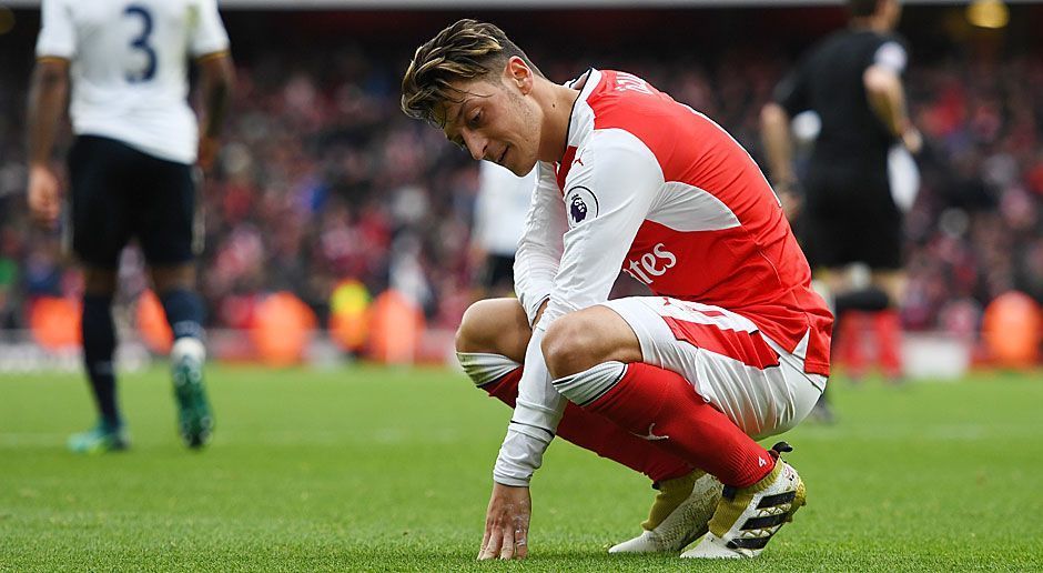 
                <strong>Offensiver Mittelfeldspieler: Mesut Özil (FC Arsenal)</strong><br>
                In England und der DFB-Auswahl wird er für seine Spielübersicht und sein geschmeidiges Füßchen gefeiert. Zu einem Titel hat das 2016 aber nicht gereicht. Dennoch bleibt festzuhalten: Özil hat sich stabilisiert, taucht in "großen" Spielen nicht mehr regelmäßig ab - wie es ihm viele Kritiker lange vorgeworfen haben. Nicht nur die "Gunners" wissen, dass der frühere Real-Star jederzeit für einen genialen Moment sorgen kann.
              