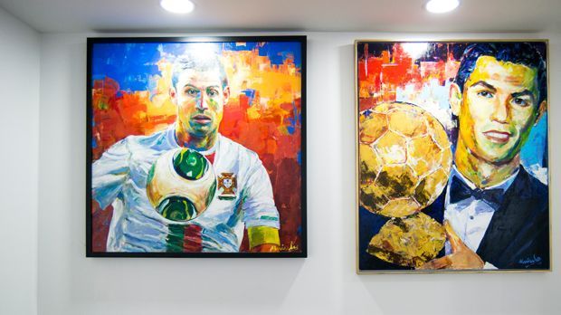 
                <strong>Gemälde von CR7</strong><br>
                Gemälde seiner Person dürfen natürlich nicht fehlen. Links als Spieler der portugiesischen Nationalmannschaft, rechts als Weltfußballer.
              