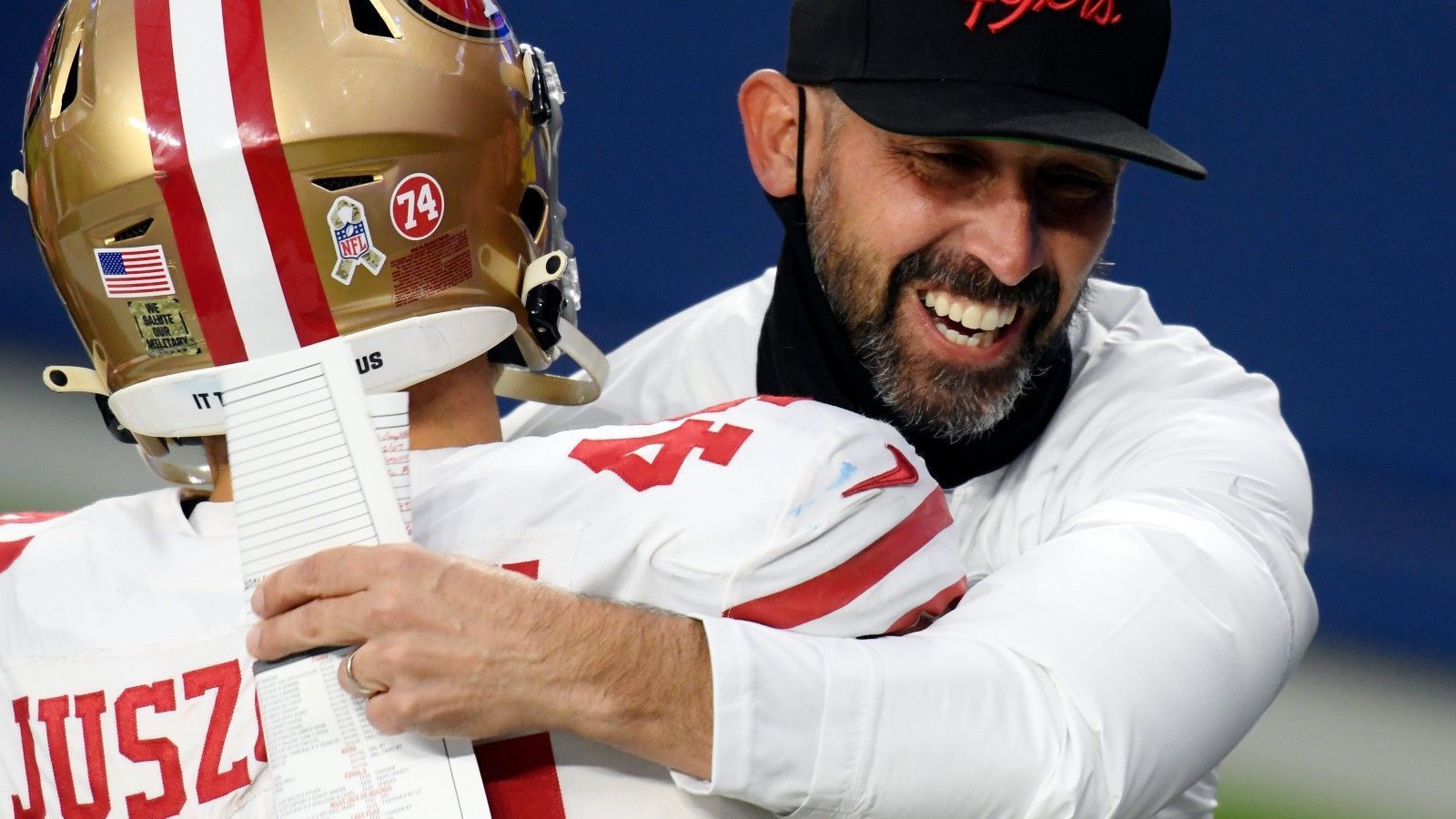 
                <strong>Gewinner: San Francisco 49ers</strong><br>
                Das Prunkstück der Offense ist unter Kyle Shanahan das Laufspiel - und das soll es auch bleiben. Mit Trent Williams verlängert einer der besten Left Tackles der Liga in San Francisco, zudem kommt Center Alex Mack, der Shanahan bereits aus Cleveland- und Atlanta-Tagen kennt und ideal ins Outside-Zone-Blocking-Scheme passt. Kyle Juszczyk, der wie kein zweiter Fullback in der NFL eingesetzt wird, wurde auch gehalten. Ein Steal könnte die günstige Verlängerung Jason Verretts werden, bleibt der verletzungsanfällige Cornerback gesund. 
              