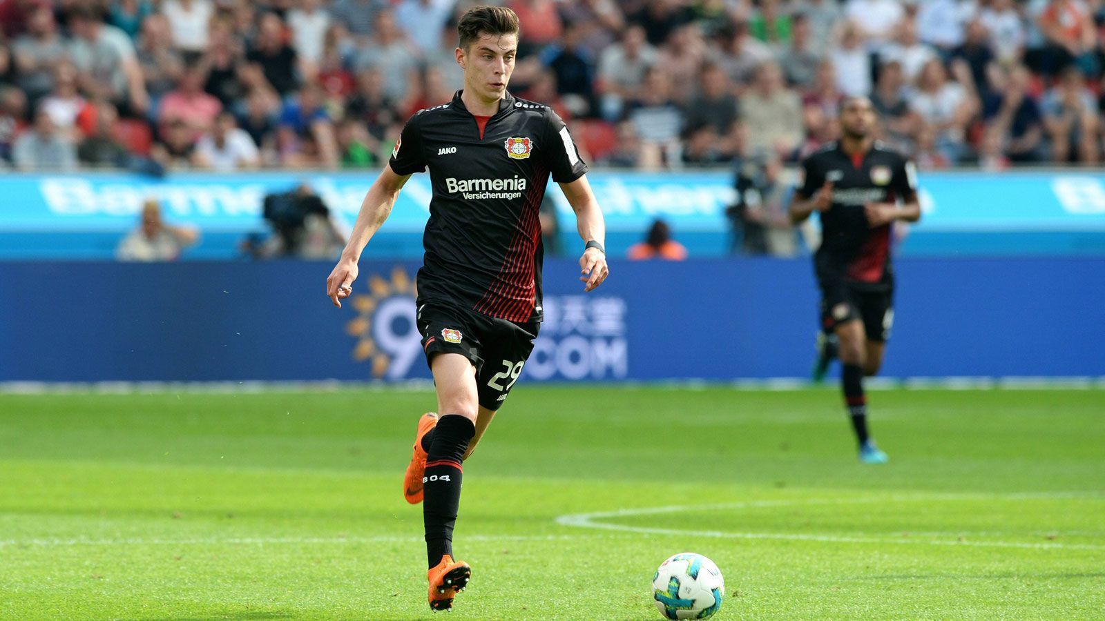 
                <strong>Kai Havertz, U19 Gold</strong><br>
                Leverkusens Kai Havertz erhält die Fritz-Walter-Goldmedaille in der U19. Der offensive Mittelfeldspieler hat mit seinen 19 Jahren schon 54 Bundesliga-Spiele bestritten und kam schon in drei Champions-League-Spielen zum Einsatz. Außerdem erzielte er bereits sieben Bundesliga-Tore und legte 15 Assist auf. Dazu schoss er in acht Spielen für die U19-Nationalmannschaft sieben Tore. 2016 konnte er die Fritz-Walter-Medaille bereits in Silber gewinnen. Auch damals landete er eine Position vor Herthas Arne Maier. 
              