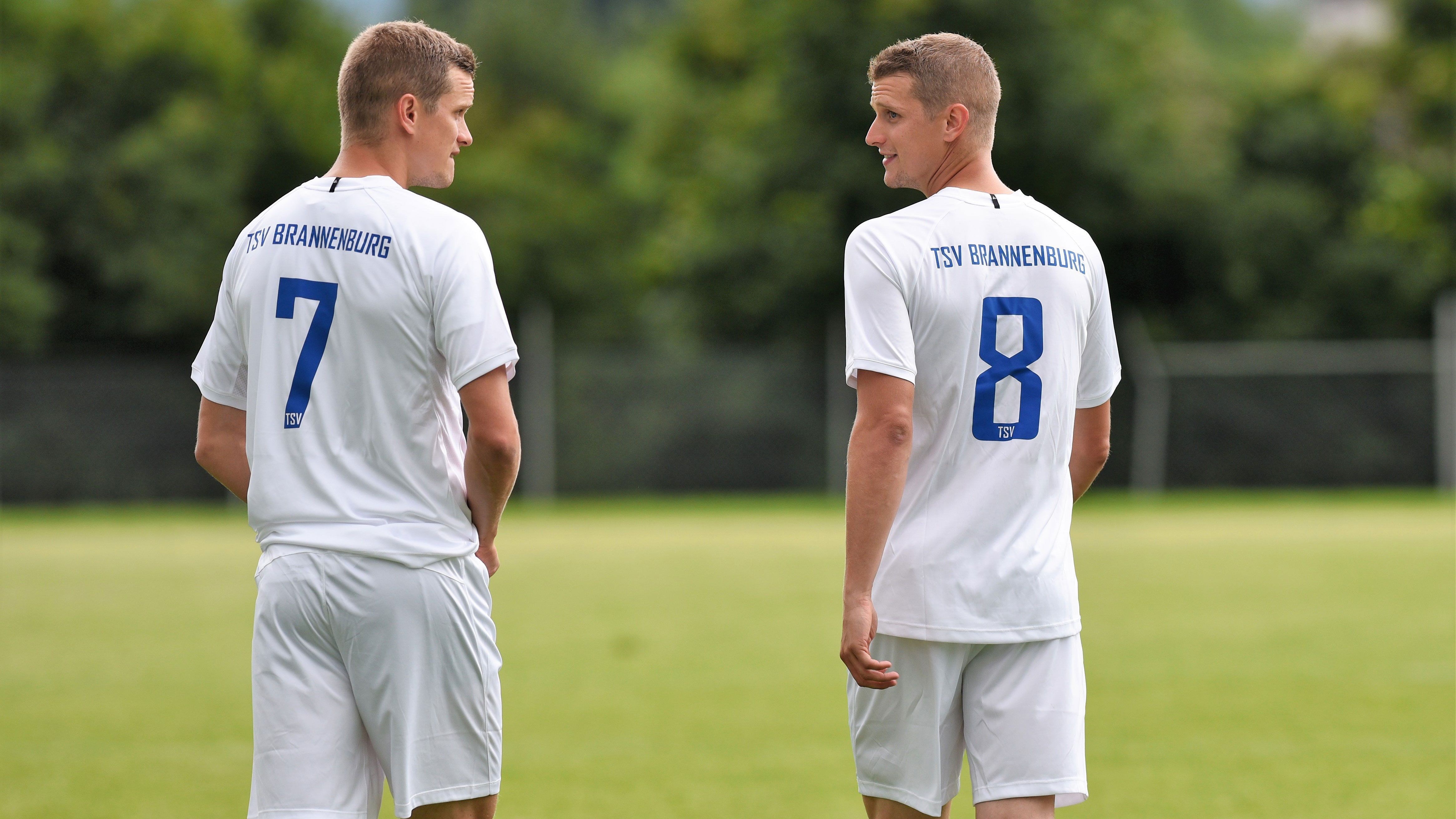 
                <strong>Von Deutschlands Beletage auf die Amateurplätze</strong><br>
                Auf das Karriereende in der Bundesliga folgt das Debüt in der Kreisklasse - zumindest bei Lars und Sven Bender. Am vergangenen Wochenende standen die Zwillinge erstmals wieder seit ihrem Karriereende als Profifußballer in einem Spiel auf dem Platz. ran zeigt in der Galerie Impressionen vom Comeback.
              