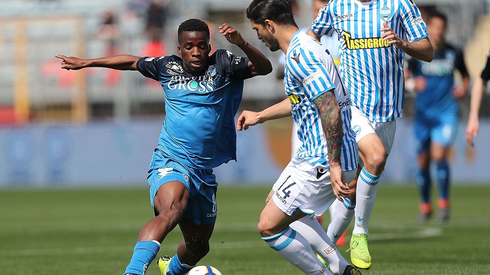 
                <strong>Hamed Junior Traore (l.)</strong><br>
                Geburtstag: 16. Februar 2000Erstes Top in der Serie A: für den FC Empoli beim 2:4 gegen SPAL Ferrara am 20. April 2019
              