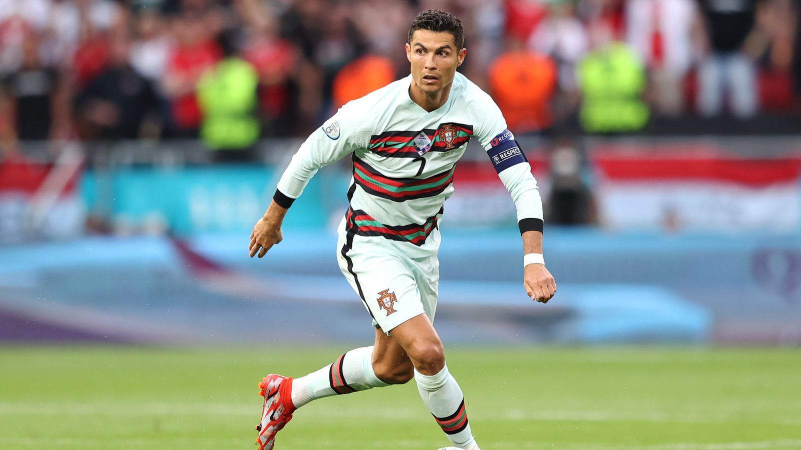 
                <strong>Ronaldo kommt schwer rein</strong><br>
                Im Spiel ist Ronaldo zu Beginn eher unauffällig. Nach zwei Minuten ein erster versuchter Hackenpass, nach fünf Minuten ein erstes Fluchen, weil Diogo Jota lieber abzieht, als seinen Boss mit einem Querpass zu bedienen. 
              