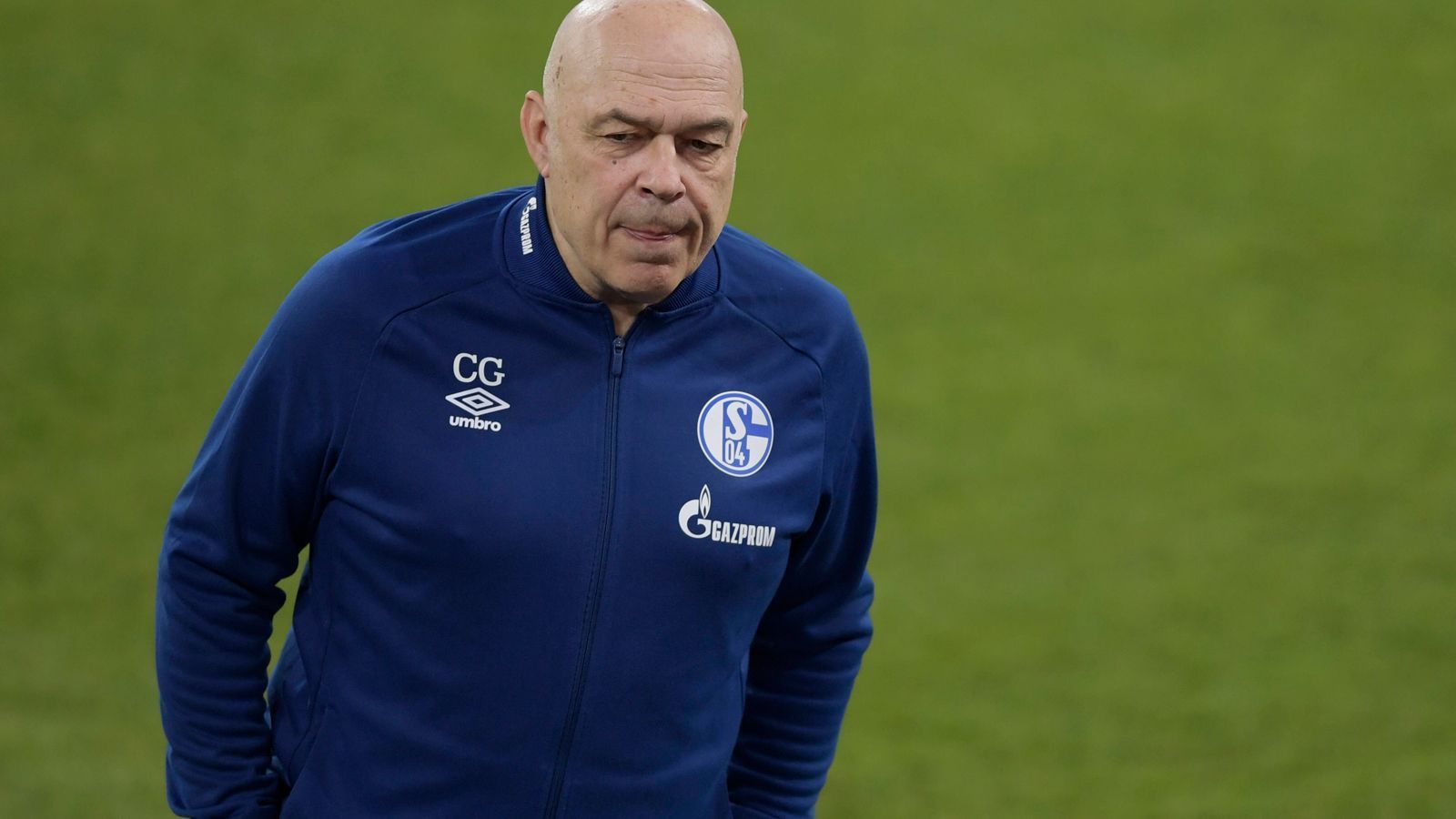 
                <strong>Schalke 04</strong><br>
                Auch wenn Schalke kaum noch Chancen auf den Klassenerhalt hat, weist Gross (im Bild) mit 0,56 Punkten immerhin den besten Punkteschnitt der vier Trainer in dieser Saison auf. Was allerdings auch keine große Kunst ist, David Wagner blieb in seinen zwei Spielen ohne Punkt, Huub Stevens verlor sein einziges Bundesligaspiel auch. Manuel Baum holte in zehn Spielen vier Punkte. Für den klassischen Feuerwehrmann-Effekt konnte keiner der Trainer sorgen.
              