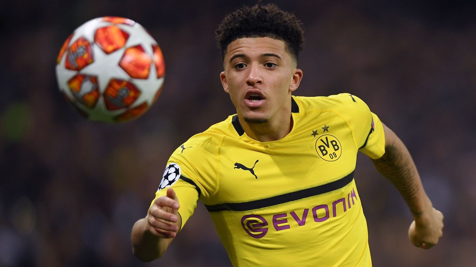 
                <strong>Jadon Sanchos Transfer zu ManCity war wohl illegal</strong><br>
                Die neuesten Enthüllungen der Plattform "Football Leaks" ergaben, dass der Dortmunder Jadon Sancho möglicherweise auf rechtswidrige Weise zu seinem Ex-Klub Manchester City kam. Im Rahmen des Wechsel des damals 14-jährigen Sancho von Watford zu den "Citizens" soll 2015 im Hintergrund sein heutiger Berater Emeka Obasi mitgemischt haben. Das ergaben wohl Dokumente, die "Football Leaks" vorliegen und die eine Prämie von 230.000 Euro für Obasi beinhalten sollen. Das Problem: Talente dürfen erst ab dem Alter von 16 Jahren von einem Agenten vertreten werden. Zudem soll ein Brief vorliegen, in dem Manchester City Sanchos Vater Sean dargelegt haben soll, wie gut der Sohn später als möglicher Profi verdienen könne - ebenfalls ein möglicher Regelverstoß, wie ein Anwalt im Magazin "Spiegel" erklärte.
              