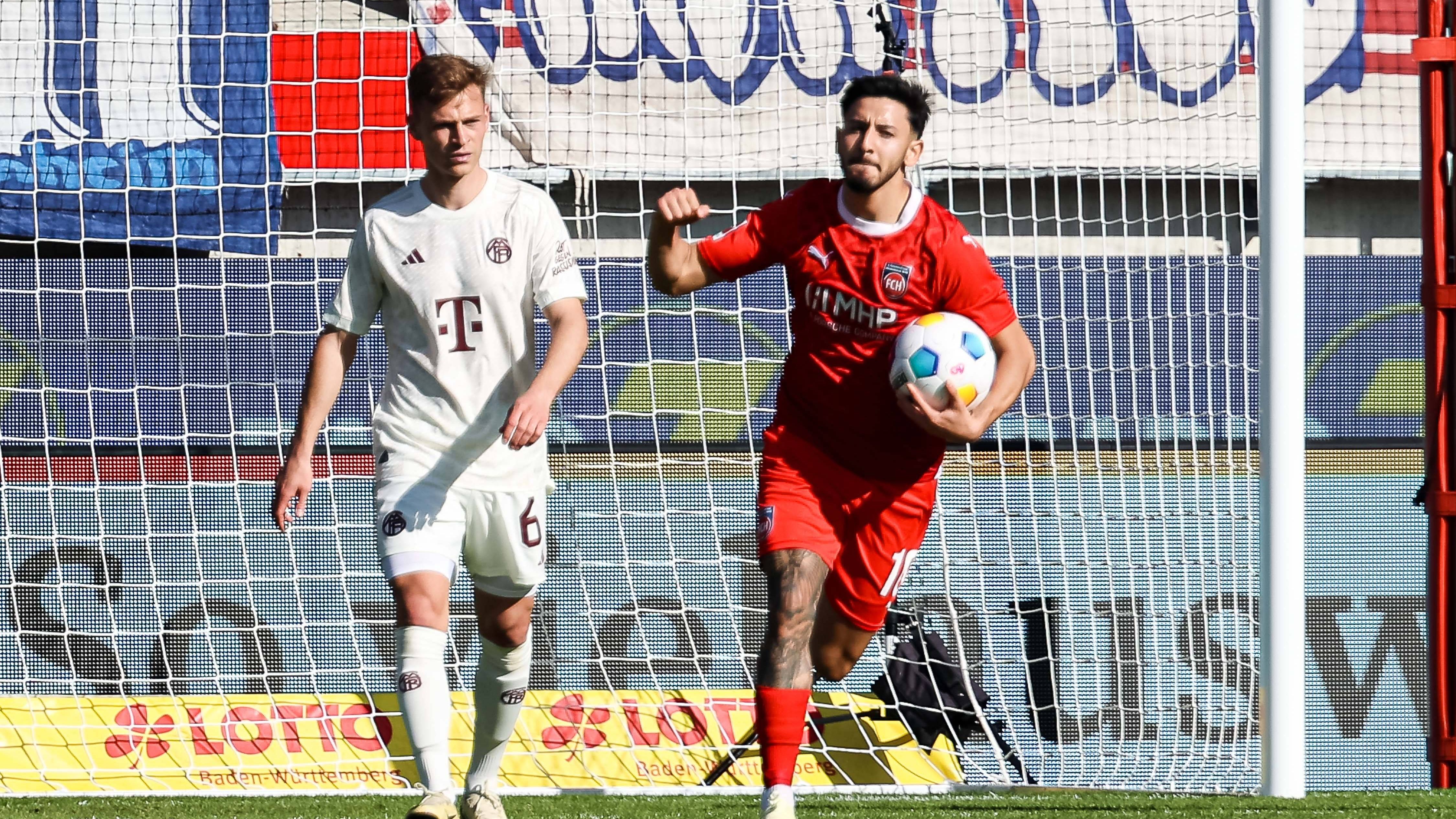 <strong>2:0-Führung verspielt! Noten zur Bayern-Blamage von Heidenheim</strong><br>Der FC Bayern München zeigt beim Bundesliga-Aufsteiger in Heidenheim erneut ein merkwürdiges Gesicht. Nach halbwegs souveräner erster Halbzeit lässt sich der Rekordmeister im zweiten Durchgang völlig überrumpeln und lässt die Fans des Rekordmeisters ratlos zurück. <em><strong>ran</strong></em> hat die Noten zum nächsten Bayern-Rückschlag.