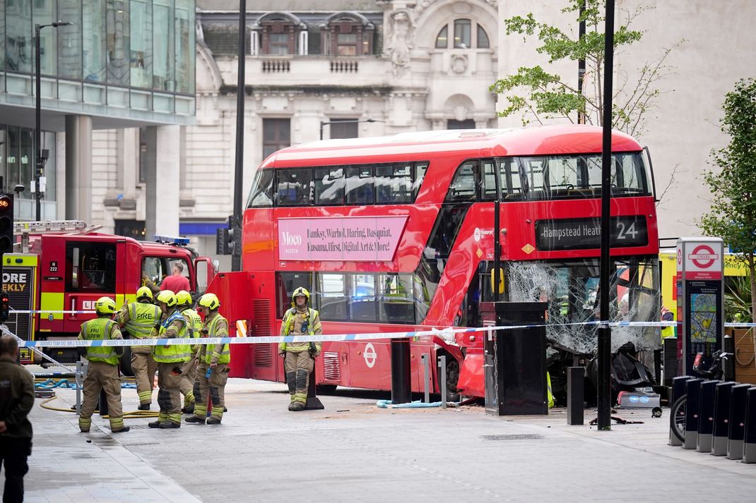 Mehrere Menschen wurden verletzt, als der Bus nahe dem Bahnhof Victoria Station von der Straße abkam.
