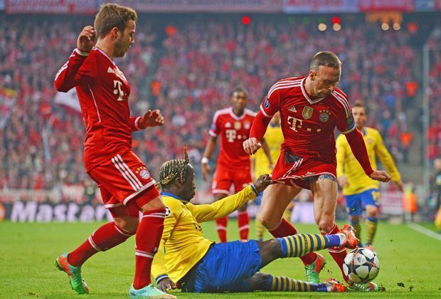 
                <strong>FC Bayern München - FC Arsenal 1:1</strong><br>
                Die Bayern nehmen Arsenal von Beginn an in die Zange. Mario Götze (l.) und Franck Ribery (r.) zeigen, dass der Titelverteidiger keine Blamage wie im Vorjahr zulassen will.
              