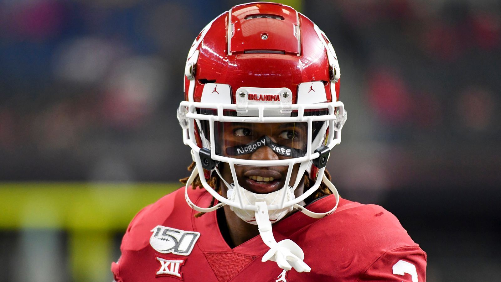 
                <strong>Oklahoma Sooners - CeeDee Lamb (Wide Receiver)</strong><br>
                CeeDee Lamb ist die liebste Anspielstation von Jalen Hurts. Der 1,88 Meter große Wide Receiver fing in dieser Saison Pässe für 1208 Yards und 14 Touchdowns. Der 20-Jährige ist ein kompletter Passempfänger: schnell, fangsicher und spektakulär in der Luft. Aufgrund seiner Beschleunigung und seines Instinkts macht er auch nach dem Catch oftmals viele Yards gut. Stark: In dieser Saison hatte er pro Fang einen durchschnittlichen Raumgewinn von 20,8 Yards zu verbuchen.
              