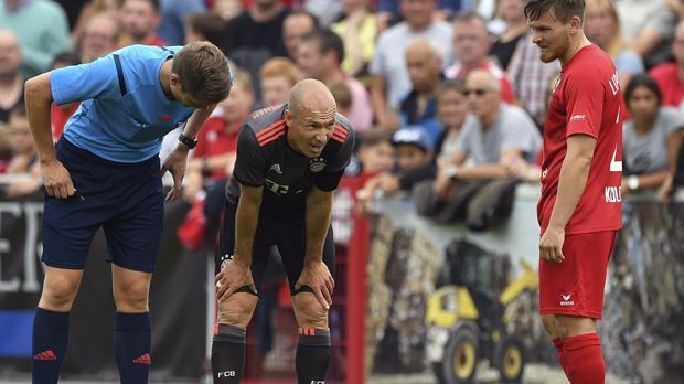 
                <strong>Arjen Robben (FC Bayern München)</strong><br>
                Arjen Robben (FC Bayern München): Bayerns Niederländer ist mal wieder der Pechvogel der Vorbereitung. Beim Testspiel der Münchner in Lippstadt verletzte sich der Flügelspieler früh. Die Diagnose ist erschütternd. Robben erlitt einen Muskelfaserriss im Adduktorenbereich - ohne Fremdeinwirkung. Damit beginnt die Bundesliga-Saison wohl - mal wieder - ohne den Routinier.
              