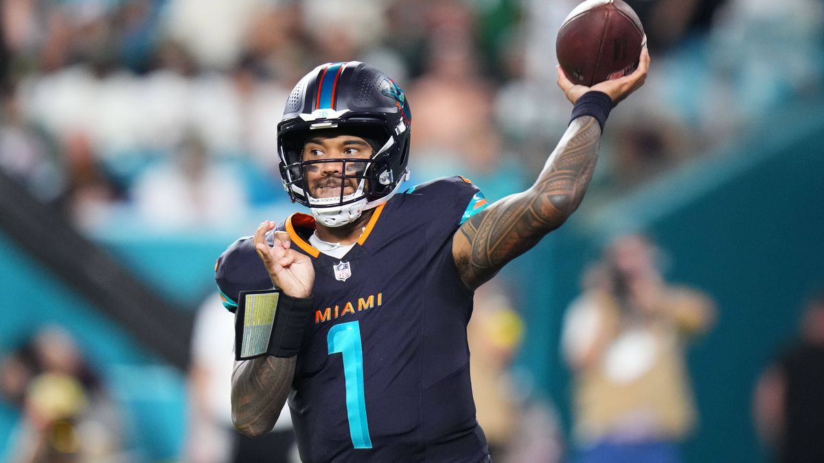 NFL, American Football Herren, USA New York Jets at Miami Dolphins Sep 29, 2025; Miami Gardens, Florida, USA; Miami Dolphins quarterback Tua Tagovailoa (1) drops back to pass against the New York J...