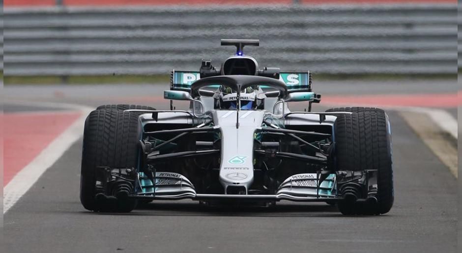 
                <strong>Mercedes AMG F1</strong><br>
                Hamiltons Teamkollege Valtteri Bottas durfte die ersten Kilometer im W09 zurücklegen - natürlich mit Halo. "Wenn sie mir eine Kettensäge geben würden, würde ich es absägen", sagt Mercedes-Boss Toto Wolff über den neuen Sicherheitsbügel, der auch durch sein Gewicht schwer in die Balance des Wagens eingreift. 
              