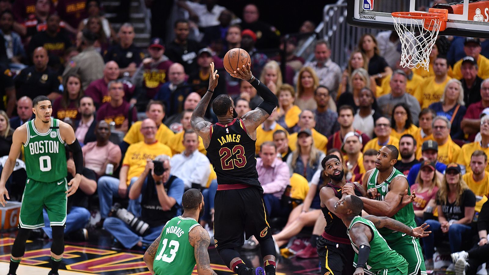 
                <strong>Rekordscorer der Playoffs</strong><br>
                Bereits jetzt hat LeBron James mit derzeit 6775 Zählern den Rekord für die meisten Punkte in den NBA-Playoffs aufgestellt. Dabei steht der einstige Nummer-1-Pick aus dem Jahr 2003 mitnichten vor dem Karriereende!
              