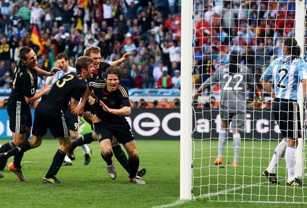 
                <strong>3.7.2010: Argentinien - Deutschland 0:4</strong><br>
                Zwei Mal legt Miroslav Klose den Gauchos den Ball ins Netz. Und dann ist da noch das erste Länderspieltor von Arne Friedrich (4. v. l.), der nach seinem 3:0 kaum zu halten ist.
              