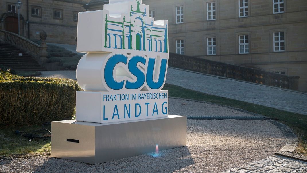 Sollte die sogenannte Mütterrente ausgeweitet werden? Während Union-Kanzlerkandidat Merz zögert, pocht CSU-Chef Söder auf einen entsprechenden Vorstoß. (Symbolbild)