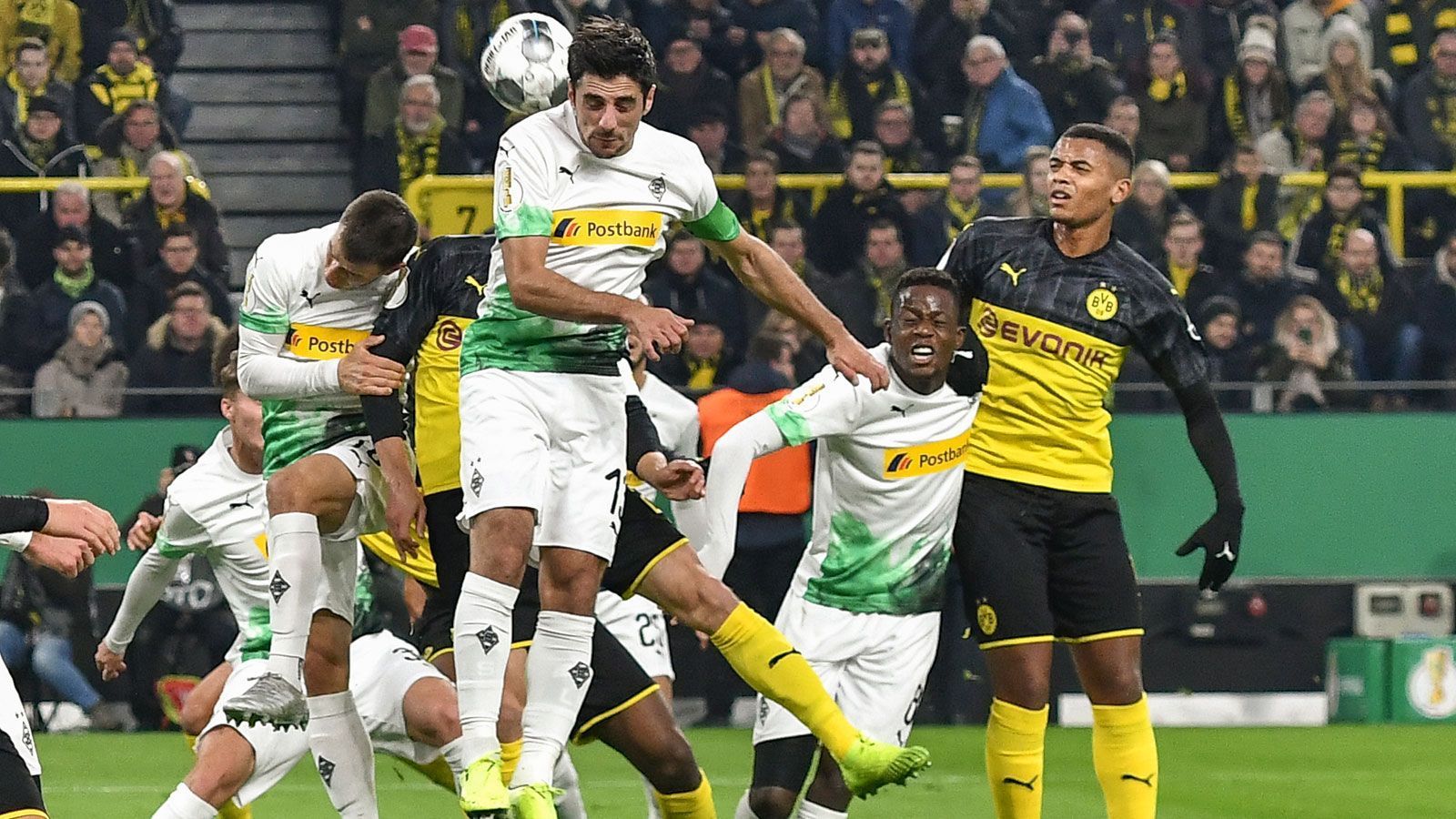 
                <strong>Lars Stindl (Borussia Mönchengladbach)</strong><br>
                Der Mittelstürmer bekommt kaum Zuspiele, lässt sich daher tief fallen, um die Bälle zumindest für seine Mitspieler abzulegen. Allerdings fehlt ihm hier die Genauigkeit, sodass manch gute Chance im Keim erstickt. In der zweiten Halbzeit funktioniert er besser, Stindl arbeitet sehr viel für die Mannschaft. In der 89. Minute hat er die Chance auf das 2:2, trifft den Ball aber nicht richtig. ran-Note: 4   
              